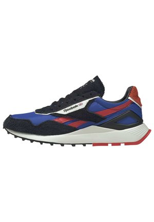 Des baskets Reebok avec un dessus en nylon bleu et des accents en daim noir, des rayures rouges, une semelle intermédiaire blanche et une semelle extérieure en caoutchouc texturé.