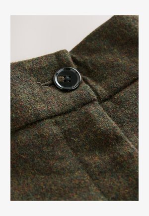 Wollstoff in Dunkelgrün mit mehrfarbigen Sprenkeln, ausgestattet mit einem schwarzen Vier-Knopf-Verschluss und abgesteppten Details.