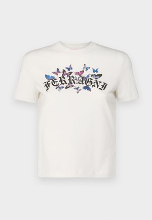Biała bawełniana koszulka z krótkim rękawem z czarnym nadrukowanym logo "FERRAGNI", otoczonym kolorowymi wzorami motyli.