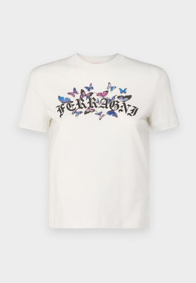 Balta medvilninė marškinėlių su trumpomis rankovėmis, kurios centre yra juodas spausdintas "FERRAGNI" logotipas, apsuptas spalvingų drugelių dizainų.