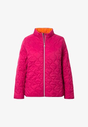 Giacca trapuntata imbottita di un vivace rosa fucsia con colletto alto e foderatura arancione. Presenta una zip frontale e un motivo a diamante testurizzato.