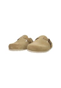 Zoccoli in suede marrone chiaro con punta rotonda, un'unica fascia con accentuazione a fibbia e suola in gomma testurizzata per una migliore aderenza.