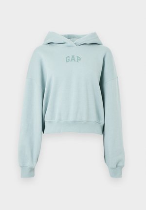 Hellblauer, kurz geschnittener Hoodie aus weicher Baumwolle mit Kapuze, langen Ärmeln und einem kleinen "GAP"-Logo in einem etwas dunkleren Blau.