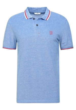 Jasnoniebieska koszulka polo wykonana z bawełny, z kołnierzykiem, dwoma guzikami oraz czerwono-białymi akcentami na kołnierzyku i rękawach.
