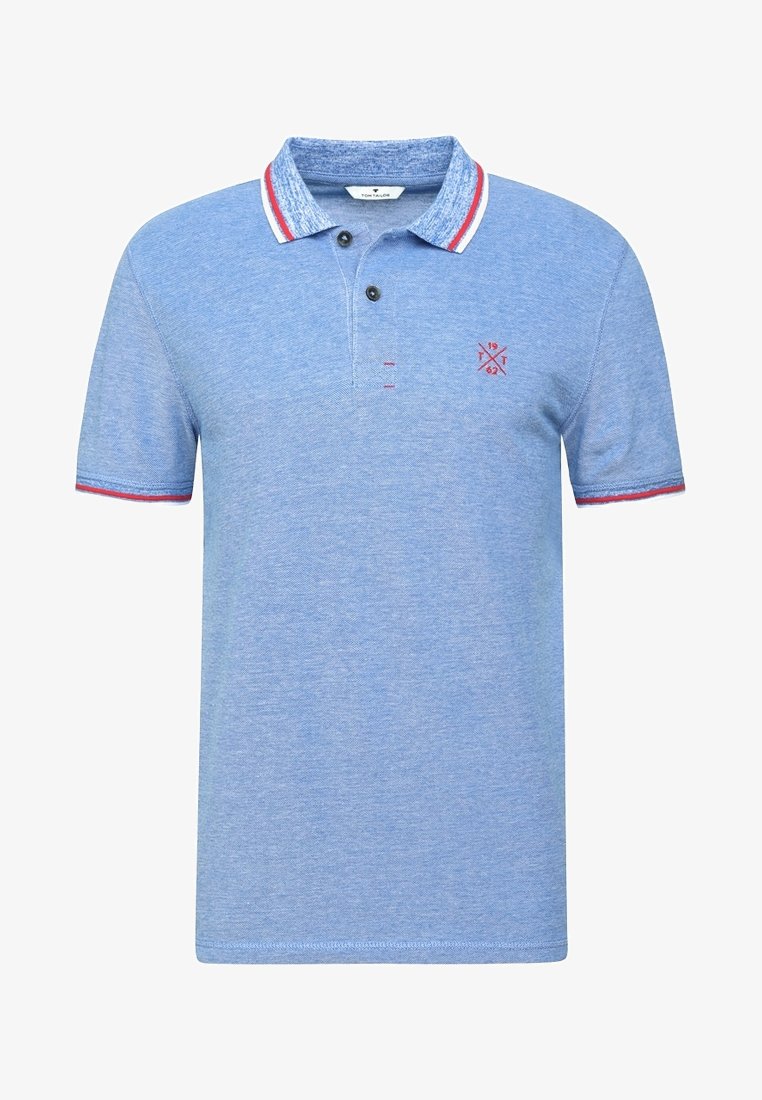 Polo bleu clair en coton, avec un col, deux boutons et des accents rouges et blancs sur le col et les manches.