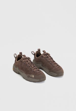 The North Face CLYFFE TREK UNISEX - Маратонки - smokey brown/dark chestnut