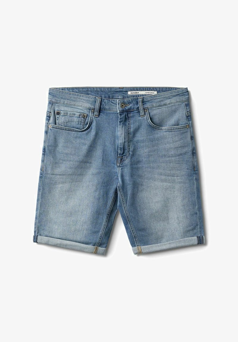 Gaiši zili džinsu šorti ar izbalinātu apdari. Iekļauj divas priekšējās kabatas, pogu aizdari un sarullētus apakšmalas maliņās.