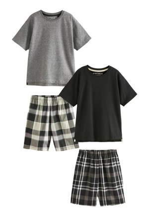 Set van twee T-shirts met korte mouwen: één grijs, één zwart; vergezeld van twee paar shorts met ruitpatroon in grijze en zwarte tinten.