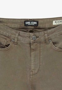 Bruine slim-fit jeans van Cars Jeans met een knoopsluiting, riemlussen en gestikte zakken, gemaakt van denim met een soepele textuur.