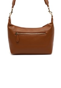 Borsa a tracolla in pelle marrone con superficie texture, tasca frontale con zip e tracolla regolabile. Forma compatta e curvilinea.