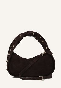 Bruine suede handtas met een gedraaide handgreep, zilveren studs aan de zijkant, een gebogen vorm en een afneembare schouderband voor veelzijdigheid.