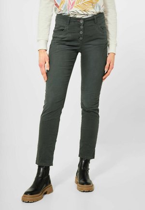 Gröna texturerade byxor med hög midja, femknäpps stängning och slim fit; ihop med svarta ankelskors med tjock sula.