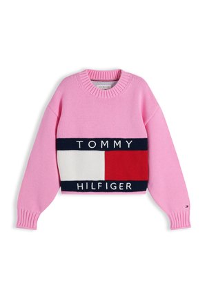 Rosa gestrickter Pullover mit Rundhalsausschnitt, marineblauem, weißem und rotem Blocklogo sowie dem Schriftzug „Tommy Hilfiger“ auf der Brust.