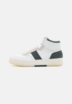 Baskets montantes blanches avec des accents et des lacets noirs, portant le mot "BORG" sur le côté et le talon.