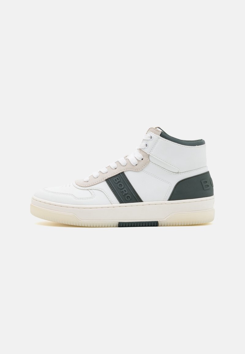 Baskets montantes blanches avec des accents et des lacets noirs, portant le mot "BORG" sur le côté et le talon.