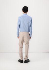 Isaac Dewhirst NOTCH SUIT THREE PIECE SLIM - Κοστούμι - mini pink