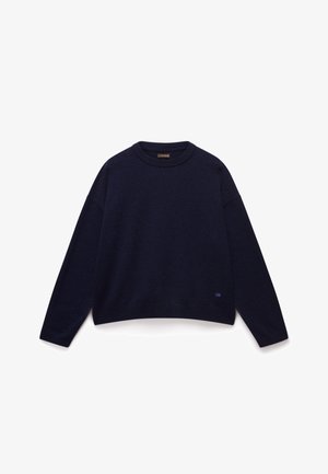 Marineblauwe gebreide sweater met een ronde hals, verlaagde schouders en geribde mouwen en onderrand. Bevat een subtiele merklogo op de linksonderhoek.