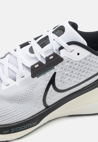 Nike Performance VOMERO - Scarpe da corsa su strada - white/black/pure platinum/vintage green/sail