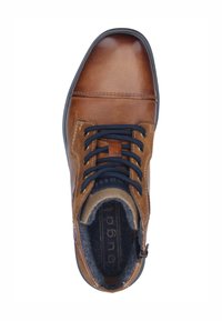 Brązowy skórzany but z granatowymi sznurowadłami, wzmocnionym czubkiem i brązową tekstylną wyściółką. Posiada boczny zamek błyskawiczny oraz subtelne detale przeszyć.