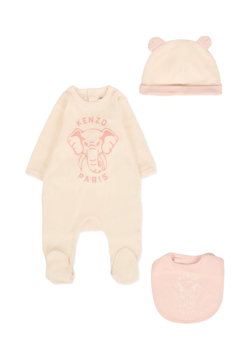 Romper crema con stampa di elefanti, dettagli rosa; bavaglino rosa abbinato con logo e cappello con orecchie da orsetto. Materiale morbido, maniche lunghe, design con piedini.