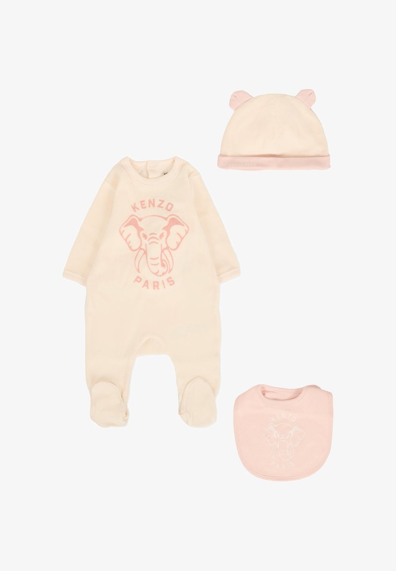 Romper crema con stampa di elefanti, dettagli rosa; bavaglino rosa abbinato con logo e cappello con orecchie da orsetto. Materiale morbido, maniche lunghe, design con piedini.