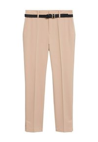 Pantalon beige à texture lisse, avec une coupe ajustée et une ceinture noire avec une boucle dorée à la taille, poches latérales incluses.