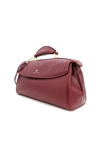 Borsa in pelle di un rosso intenso, con manico superiore, dettagli in oro e chiusura a pattina con cuciture visibili.