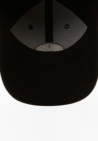 Cappellino da baseball nero visto dal basso, con una visiera curva e un interno liscio e testurizzato, dotato di fascia antisudore centrale e fori di ventilazione.