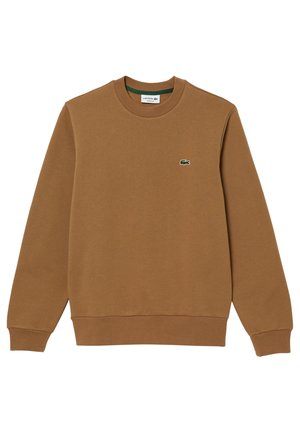 Brun sweatshirt med rund hals, lange ærmer og et lille grønt krokodillelogo broderet på venstre bryst. Ingen synlige mønstre eller grafik.