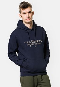 Granatowa bluza z kapturem ze ściągaczami, złoty napis "LANCERTO", kieszeń typu kangur na przodzie, miękka tkanina i elastyczne mankiety.