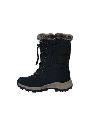 Czarny zimowy but z futrzanym ociepleniem, bocznym zamkiem, sznurowaniem z przodu oraz teksturowaną podeszwą zapewniającą przyczepność.