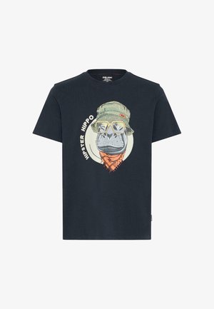 Tmavomodré tričko s grafikou hrocha, ktorý má na hlave zelený klobúk, žlté okuliare a oranžový šál, text znie „HIPSTER HIPPO“.