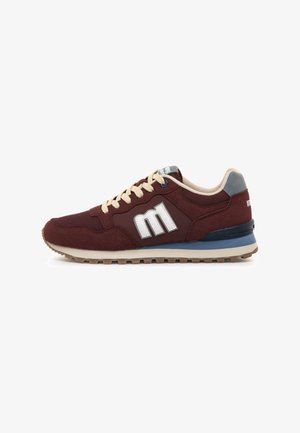 Bordeauxrode sportschoenen met een bovenwerk van mesh en suède, beige veters, blauwe accenten en een gestructureerde rubberen zool. Heeft een logo aan de zijkant.