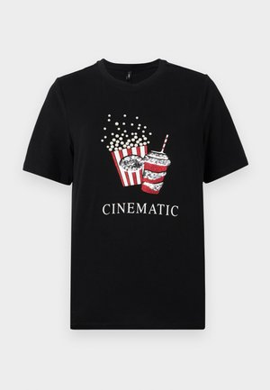 Černé bavlněné tričko s grafikou popcornu a nápoje. Design obsahuje červené a bílé pruhy s nápisem "CINEMATIC" v bílé barvě.
