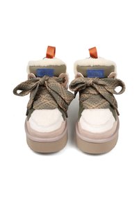 Wysokie sneakersy z mieszanką oliwkowego zielonego, beżowego i kremowego materiału, teksturowanymi sznurówkami oraz wyściółką z futra przy kołnierzu z pomarańczowym uchwytem.