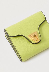 Διπλωμένο πορτοφόλι από υφή σε πράσινο λάιμ με μαύρες άκρες και κούμπωμα από μέταλλο χρυσού τόνου σε λευκό φόντο.