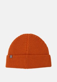 Oranssi neulepipo, jossa on ribbetty rakenne, taitettu resori ja pieni monivärinen logo-etiketti sivussa.
