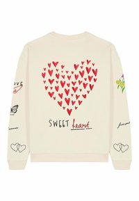 Felpa color crema con un grande cuore rosso composto da cuori più piccoli e grafiche decorative sulle maniche, tra cui una farfalla e fiori.