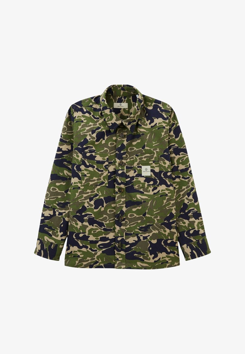 Chemise à motif camouflage en vert et bleu marine, dotée d'un devant à boutons, d'un col et d'une poche poitrine avec une petite étiquette. Texture de tissu douce.