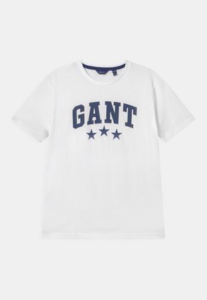 Weißes T-Shirt mit kurzen Ärmeln und dunkelblauem "GANT"-Schriftzug auf der Vorderseite, darunter drei Sterne gedruckt.