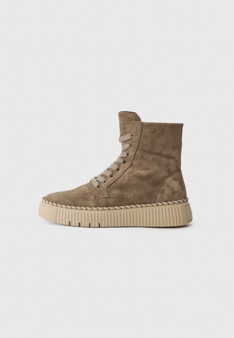 Sneaker alte in camoscio marrone con punta tonda, design con lacci e suola in gomma beige testurizzata caratterizzata da scanalature e un accento intrecciato.