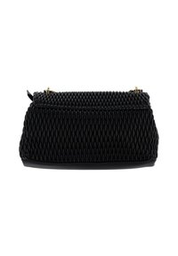 Borsa clutch nera intrecciata con superficie testurizzata e rigata. Presenta una chiusura superiore con zip e dettagli in metallo dorato. Forma rettangolare compatta.