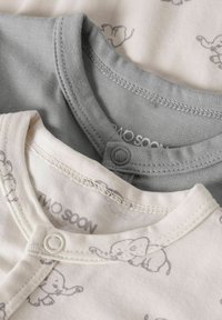 Två babyt-shirts: en ljusgrå med rundad halsringning och en krämfärgad med elefantmönster. Båda har tryckknappar och är tillverkade av mjuk bomull.