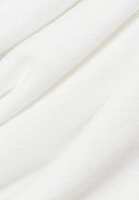 Tessuto di maglia bianco con una texture morbida e liscia, cuciture uniformi e una finitura leggermente lucida.