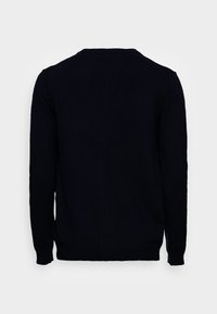 Mörkblå stickad tröja med långa ärmar, rund halsringning och en smidig yta utan synliga mönster eller metalldetaljer.