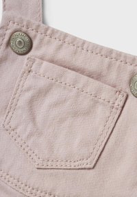 Roza denim naramnice z adjustable trakami, z manjšim zadnjim žepom in kovinskimi gumbi z oznakami "NAME IT" in "ORG. DENIM." Gladka tekstura.