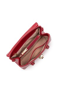 Borsa a mano rossa in pelle con accessori in oro, dotata di una tasca con zip interna e due scomparti. Texture liscia e design strutturato.