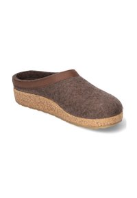 Zoccolo in felt marrone con rifiniture in pelle e suola in sughero, inclinato per mostrare il lato esterno e la parte anteriore su sfondo bianco.