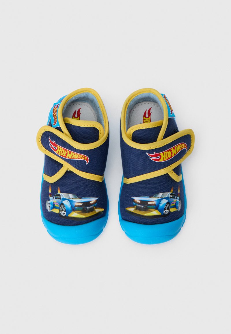 Niebieskie i granatowe buty z tkaniny z żółtymi akcentami, z grafiką samochodu Hot Wheels oraz regulowanym rzepem. Miękka podeszwa dla wygody.
