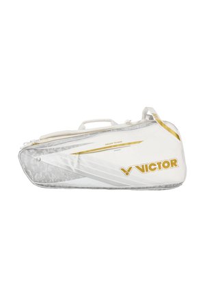 Hvid og sølvfarvet sportstaske med gyldne detaljer, lynlåslomme foran, bærehåndtag og "VICTOR"-branding på siden.